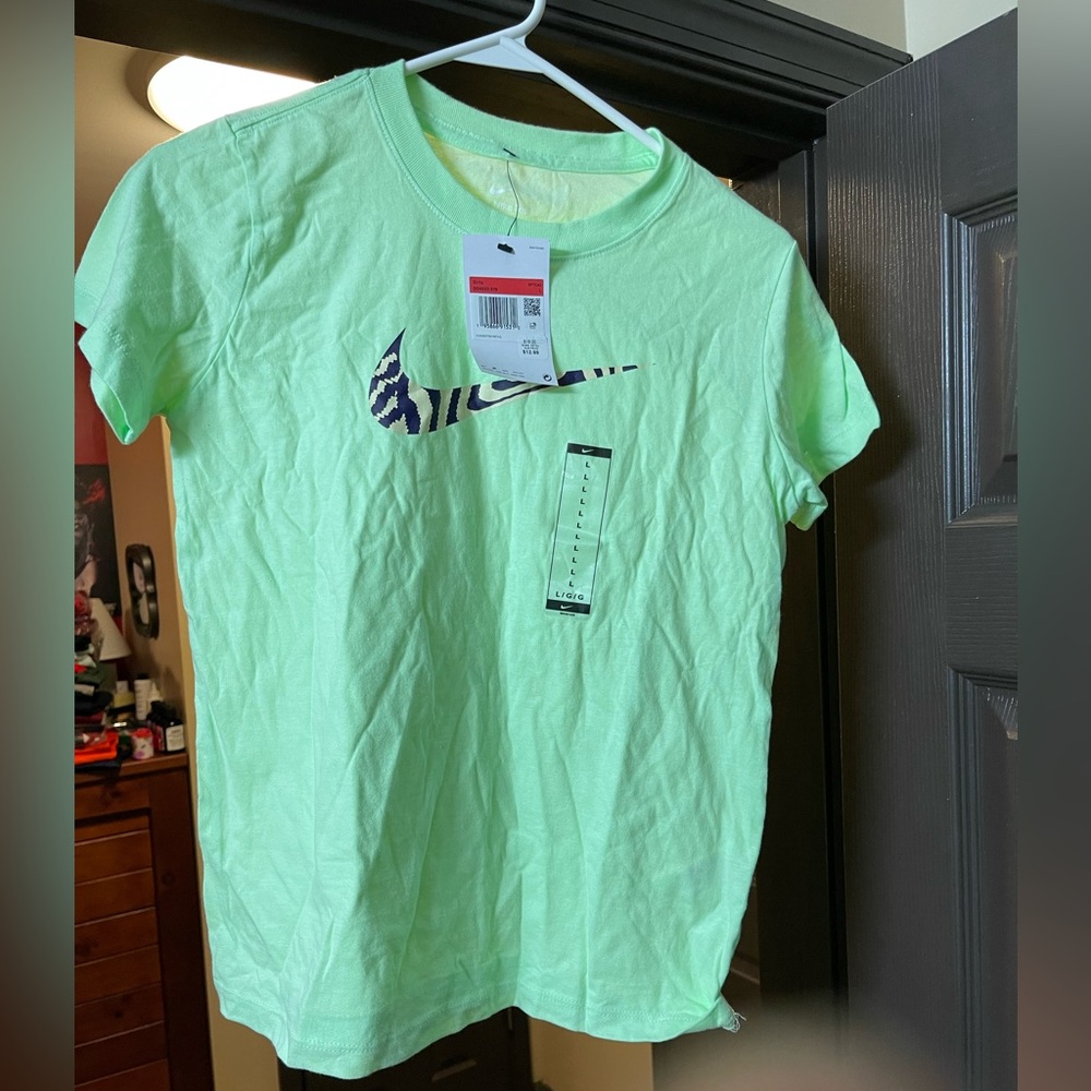 Girls 👧 Size Large 👕💚🖤🩶Nike T-shirt
